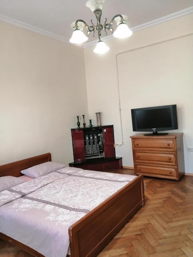 Затишна Оселя Apartment ลวีฟ ภายนอก รูปภาพ